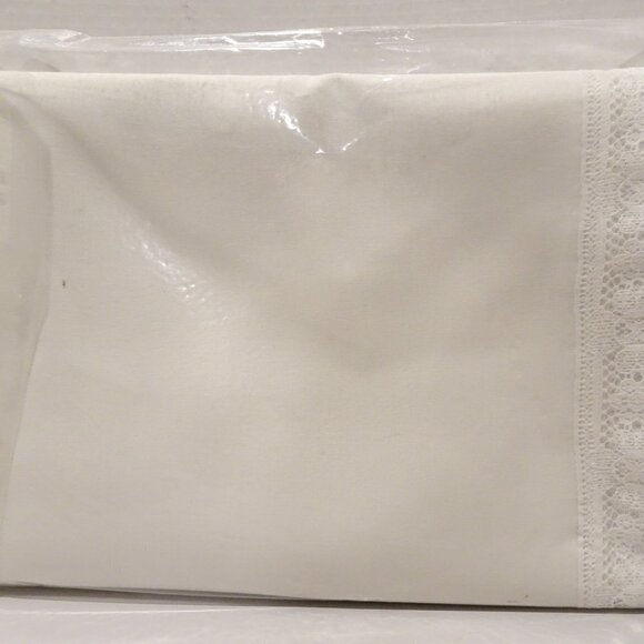 KEMP & BEATLEY Vintage Tablecloth Solid White Lace Trim NOS 63"x86" - Picture 4 of 4